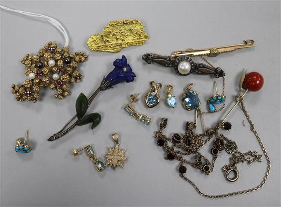 Assorted jewellery including a 9ct gold and a 15ct gold brooch.